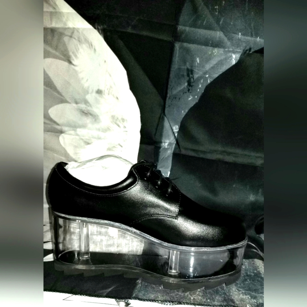 YRU QLOUD 2091 Black leather platforms with clear platform size 7